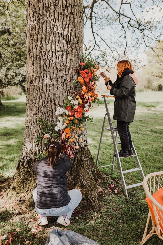 les nanas intallation fleuriste arche de ceremonie sur arbre chateau de vair nantes angers