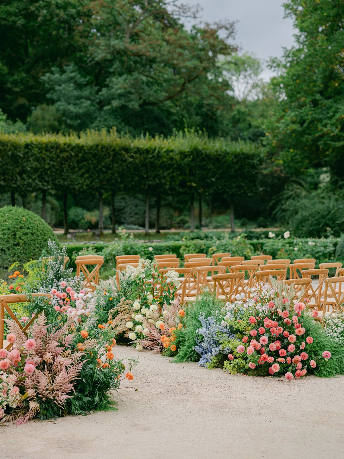 Décoration florale de mariage au Domaine de Primard – compositions colorées entre dahlias, tagètes et cosmos pour une cérémonie laïque en Normandie.
