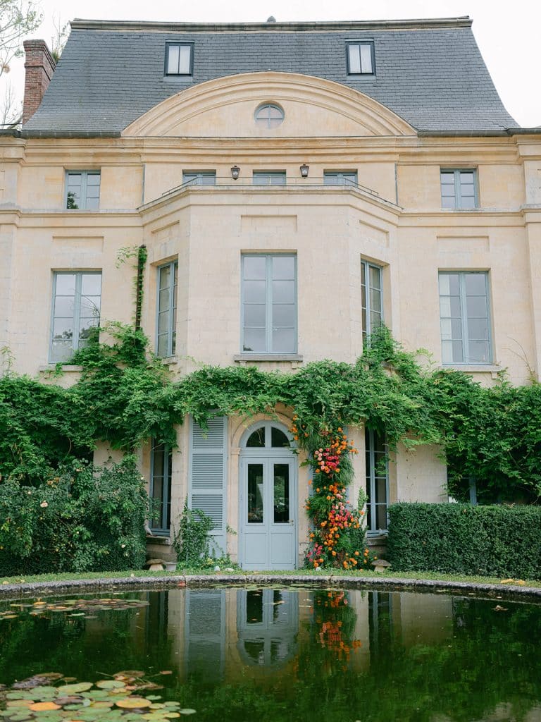 Décoration florale de mariage au Domaine de Primard – compositions colorées entre dahlias, tagètes et cosmos pour une cérémonie laïque en Normandie.